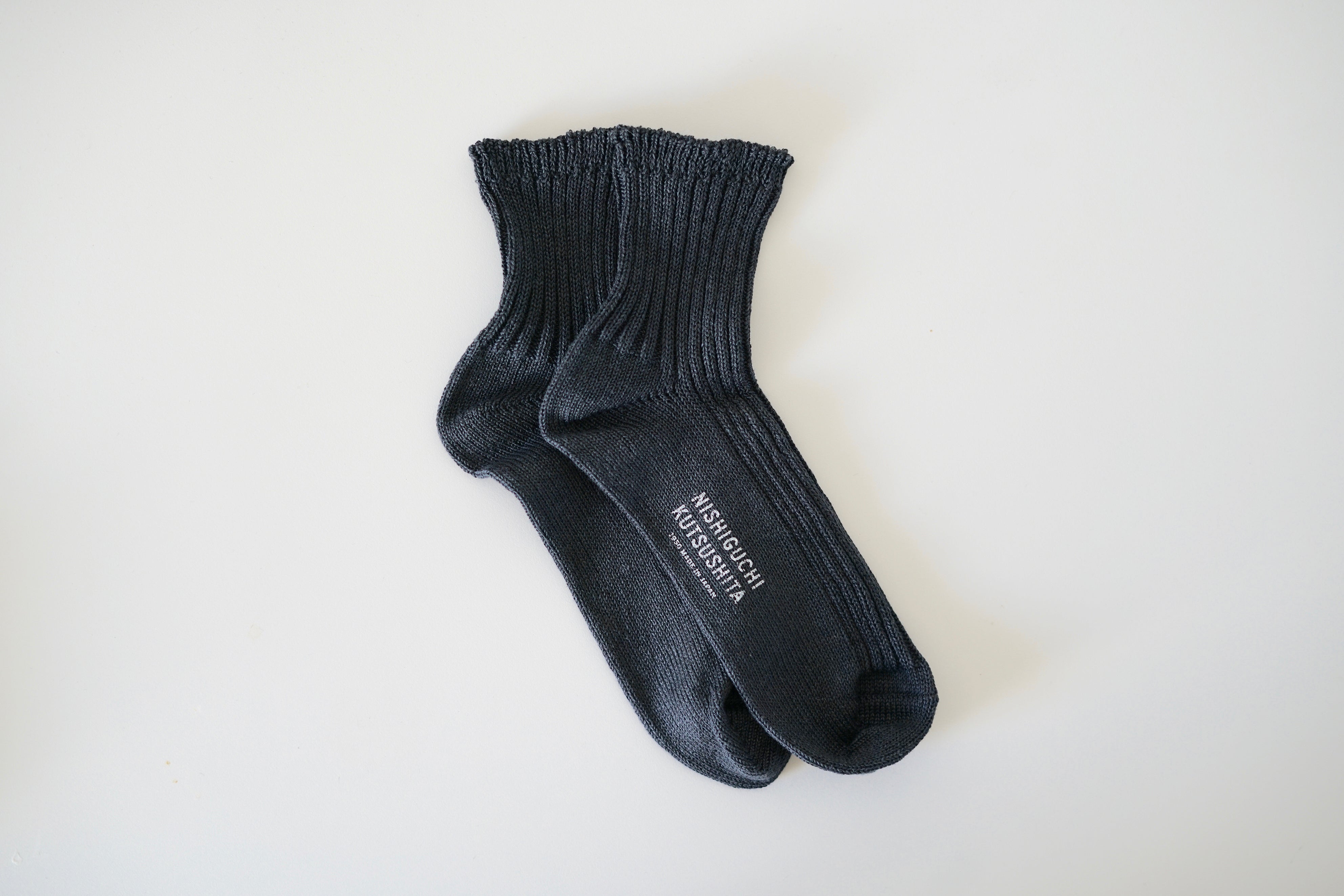 Nishiguchi // Praha Linen Ribbed Socks // Charcoal