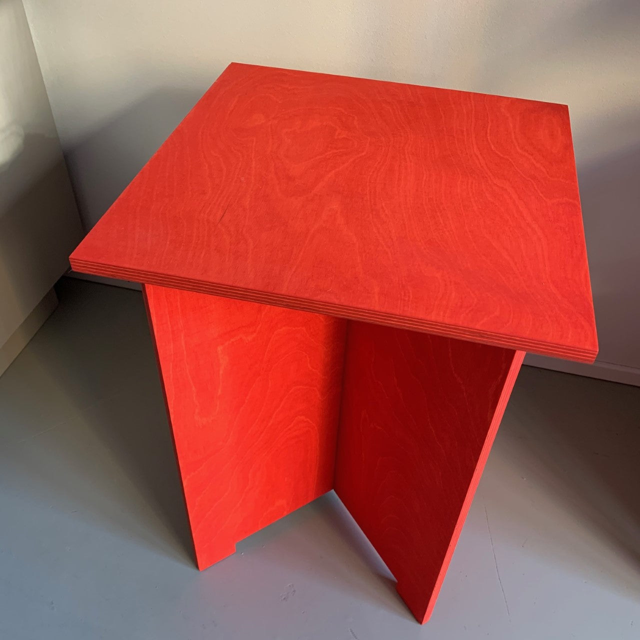 no24 table  // red